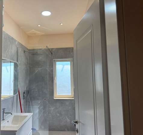 Tirane, jepet me qera apartament 1+1+Aneks+Ballkon Kati 3, 74 m² 600 € (rruga e dibres)