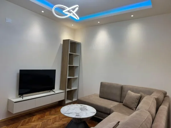 Tirane, jepet me qera apartament 1+1 Kati 3, 70 m² 600 € (Jepet me Qera Super Apartamenti 1+1 ne Rrugen e Dibres.)
