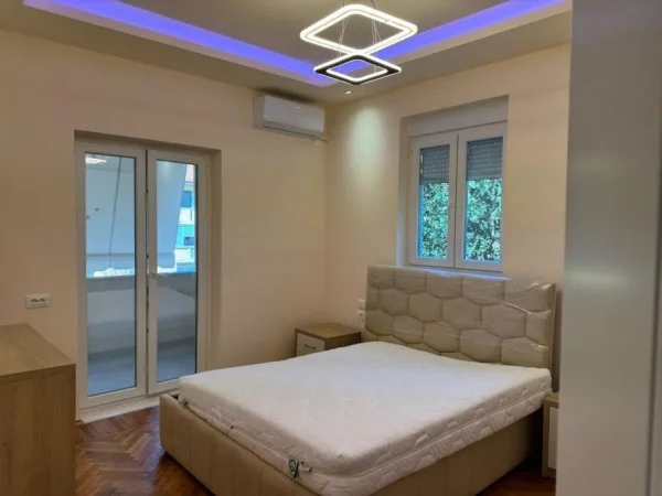 Tirane, jepet me qera apartament 1+1 Kati 3, 70 m² 600 € (Jepet me Qera Super Apartamenti 1+1 ne Rrugen e Dibres.)