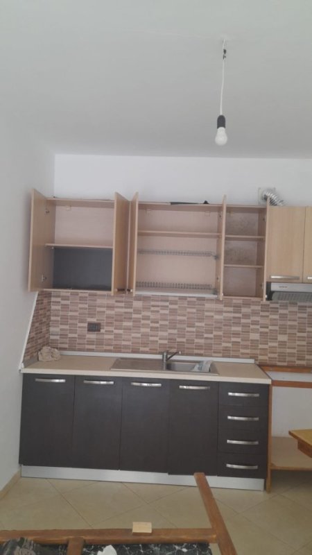 Tirane, jepet me qera apartament 3+1+Aneks+Ballkon Kati 1, 118 m² 400 € (rruga e dajtit)