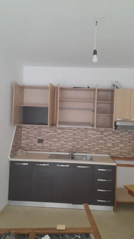Tirane, jepet me qera apartament 3+1+Aneks+Ballkon Kati 1, 118 m² 400 € (rruga e dajtit)