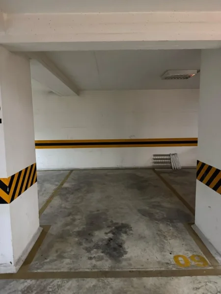 Tirane, shiten 2 Garazhe, (Rruga Xhanfize Keko)