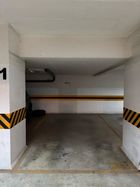 Tirane, shiten 2 Garazhe, (Rruga Xhanfize Keko)