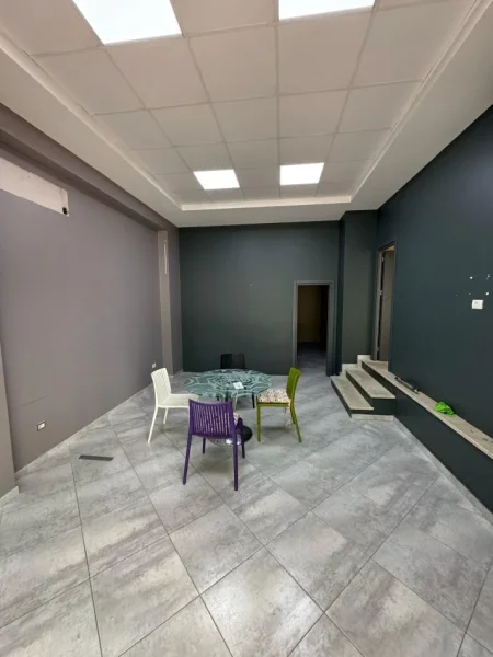 Tirane, shitet / jepet me qera ambjent biznesi Kati 0, 80 m² (Rruga Xhanfize Keko)