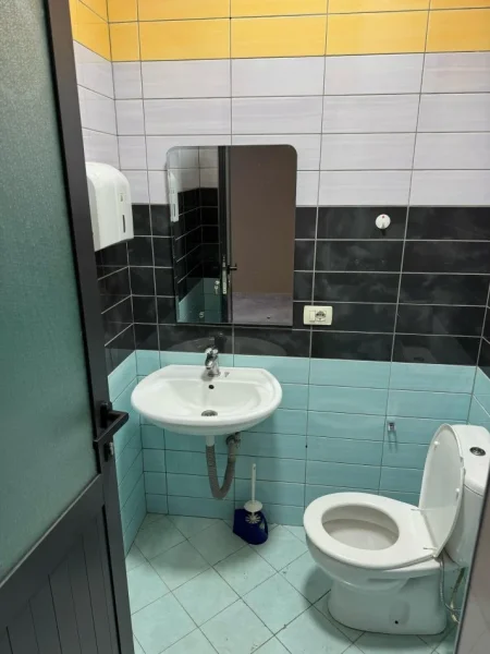Tirane, shitet / jepet me qera ambjent biznesi Kati 0, 80 m² (Rruga Xhanfize Keko)