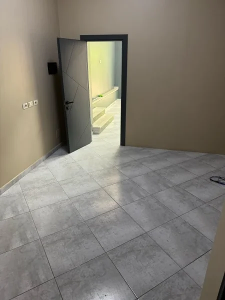 Tirane, shitet / jepet me qera ambjent biznesi Kati 0, 80 m² (Rruga Xhanfize Keko)