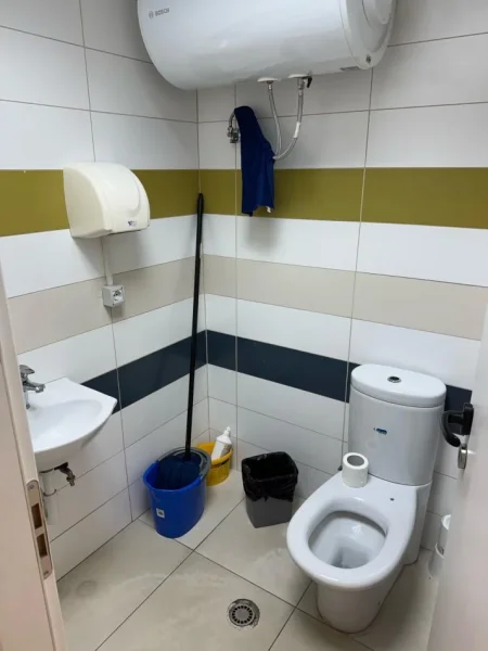 Tirane, shitet ambjent biznesi Kati 0, (Rruga Zihni Sako)