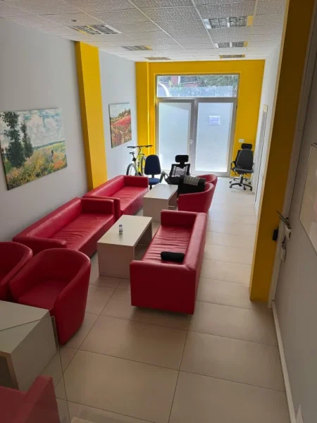 Tirane, shitet ambjent biznesi Kati 0, (Rruga Zihni Sako)