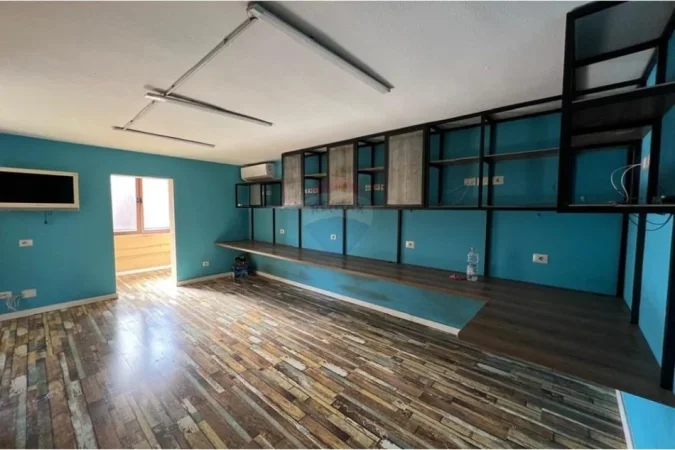 Tirane, jepet me qera zyre Kati 3, 59 m² 700 € (Rr. Sami Frasheri)