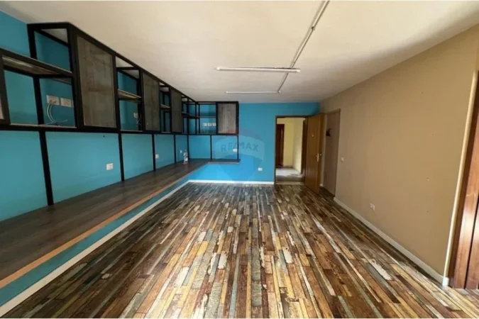 Tirane, jepet me qera zyre Kati 3, 59 m² 700 € (Rr. Sami Frasheri)