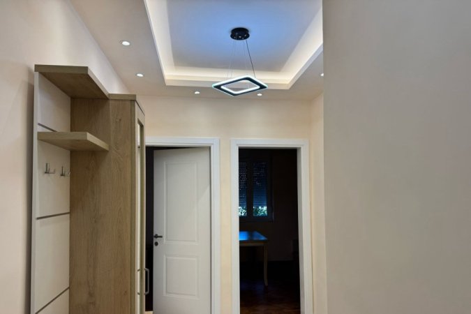 Tirane, jepet me qera apartament 1+1+Ballkon Kati 3, 74 m² 600 € (rruga e Dibres)