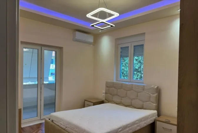 Tirane, jepet me qera apartament 1+1+Ballkon Kati 3, 74 m² 600 € (rruga e Dibres prane Medreses)
