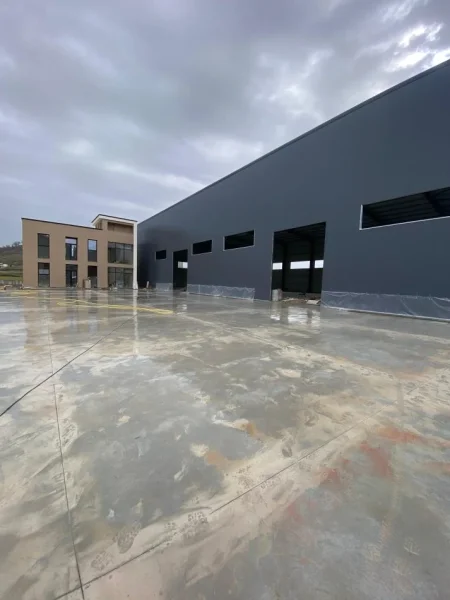 Tirane, jepet me qera ambjent biznesi Kati 0, 2.500 m² 7.500 € (VAQARR)