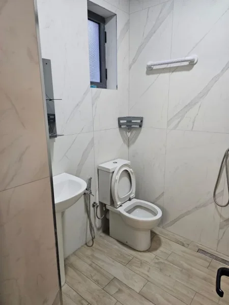 Tirane, jepet me qera shtepi 1+1+Ballkon Kati 1, 60 m² 450 € (Laprake prane KMY)