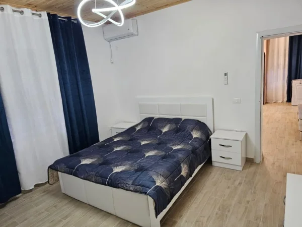 Tirane, jepet me qera shtepi 1+1+Ballkon Kati 1, 60 m² 450 € (Laprake prane KMY)