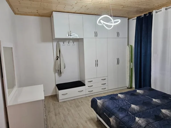 Tirane, jepet me qera shtepi 1+1+Ballkon Kati 1, 60 m² 450 € (Laprake prane KMY)