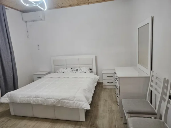 Tirane, jepet me qera shtepi 1+1+Ballkon Kati 1, 60 m² 450 € (Laprake prane KMY)