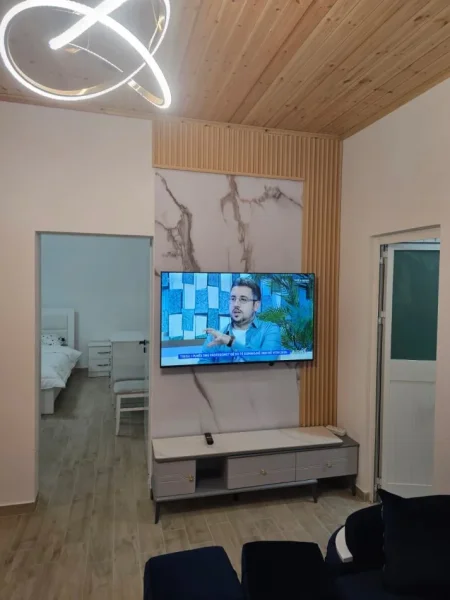 Tirane, jepet me qera shtepi 1+1+Ballkon Kati 1, 60 m² 450 € (Laprake prane KMY)
