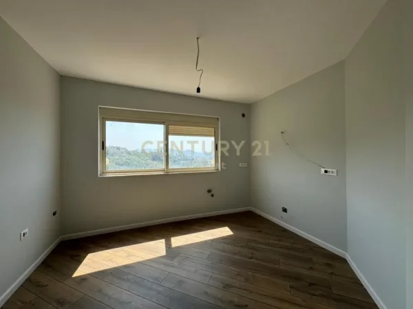 Tirane, jepet me qera apartament 2+1 Kati 4, 124 m² 124.000 € (fresku)