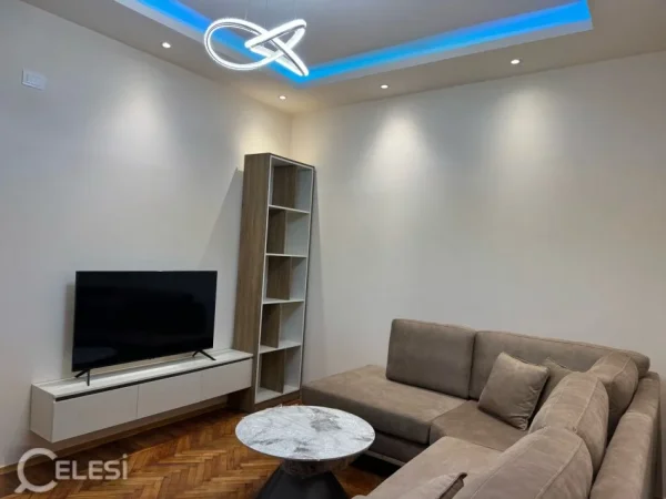 Tirane, jepet me qera apartament 1+1+Ballkon Kati 3, 74 m² 600 € (RRUGA E DIBRES)