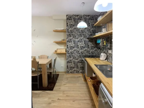 Tirane, jepet me qera apartament 1+1 Kati 2, 80 m² 700 € (QENDER)