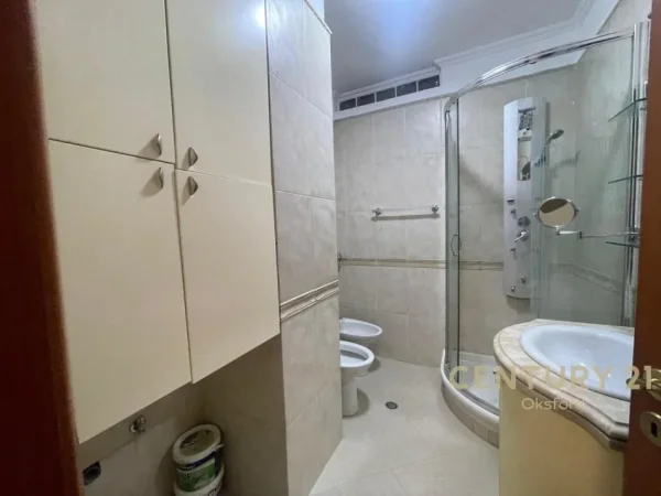 Tirane, jepet me qera apartament 3+1 Kati 5, 164 m² 1.500 € (RRUGA E ELBASANIT)