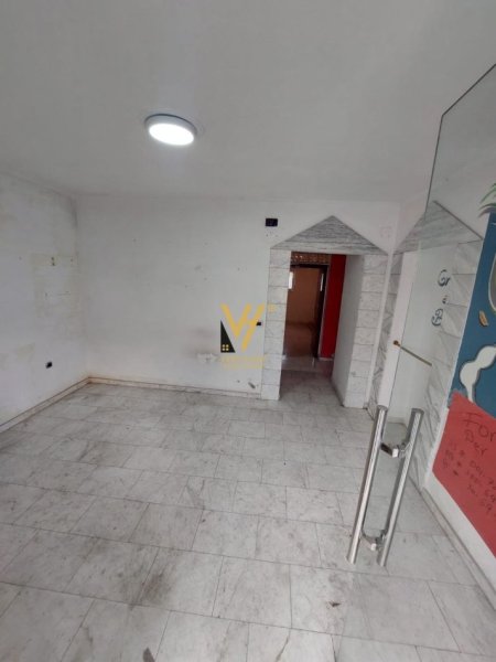 Tirane, jepet me qera dyqan Kati 0, 356 m² 550 € (RRUGA E DURRESIT)