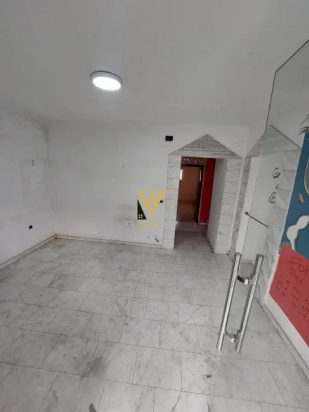 Tirane, jepet me qera dyqan Kati 0, 356 m² 550 € (RRUGA E DURRESIT)