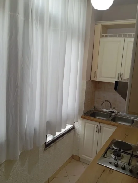 Durres, jepet me qera apartament 2+1 Kati 10, 80 m² 300 € (Rruga Kasem Durresi)