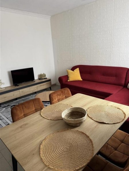 Tirane, jepet me qera apartament 1+1 Kati 3, (Shkolla e Kuqe)