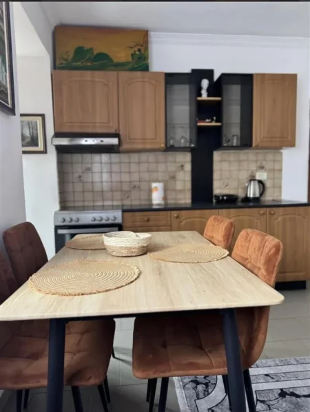Tirane, jepet me qera apartament 1+1 Kati 3, (Shkolla e Kuqe)