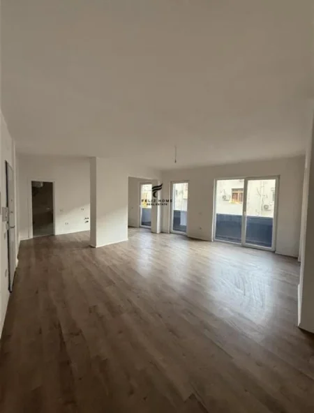 Tirane, jepet me qera zyre Kati 2, 108 m² 850 € (QENDER)