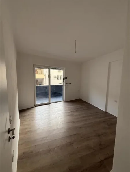 Tirane, jepet me qera zyre Kati 2, 108 m² 850 € (QENDER)