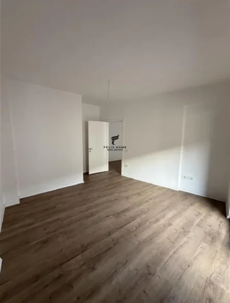 Tirane, jepet me qera zyre Kati 2, 108 m² 850 € (QENDER)