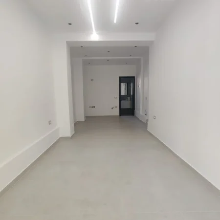 Tirane, shitet dyqan Kati 0, 42 m² 190.000 € (XHAMLLIK)