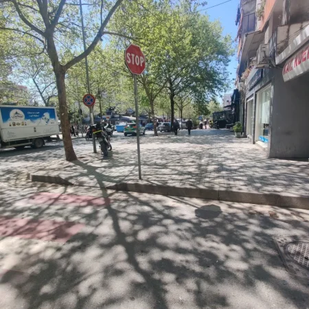 Tirane, shitet dyqan Kati 0, 42 m² 190.000 € (XHAMLLIK)