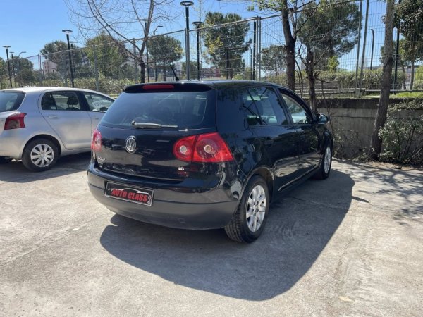 Tirane, shes makine VW GOLF 5 Benzin+Gaz, e zeze manuale Klima 199.000 km 3.900 €