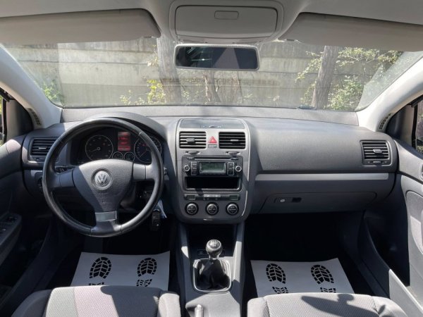 Tirane, shes makine VW GOLF 5 Benzin+Gaz, e zeze manuale Klima 199.000 km 3.900 €