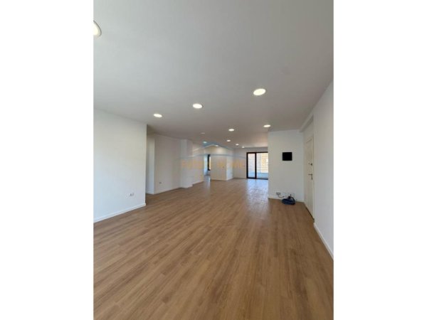 Tirane, jepet me qera zyre Kati 8, 180 m² 2.500 € (KOMPLEKSI DELIJORGJI)