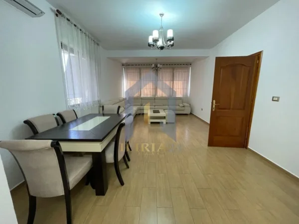 Tirane, jepet me qera apartament 2+1+Ballkon Kati 1, 90 m² 550 € (Ali Dem - Kristaq Capo)