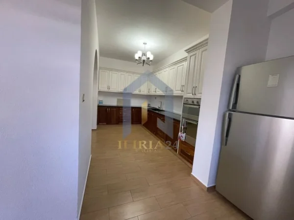 Tirane, jepet me qera apartament 2+1+Ballkon Kati 1, 90 m² 550 € (Ali Dem - Kristaq Capo)