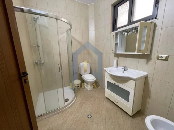 Tirane, jepet me qera apartament 2+1+Ballkon Kati 1, 90 m² 550 € (Ali Dem - Kristaq Capo)