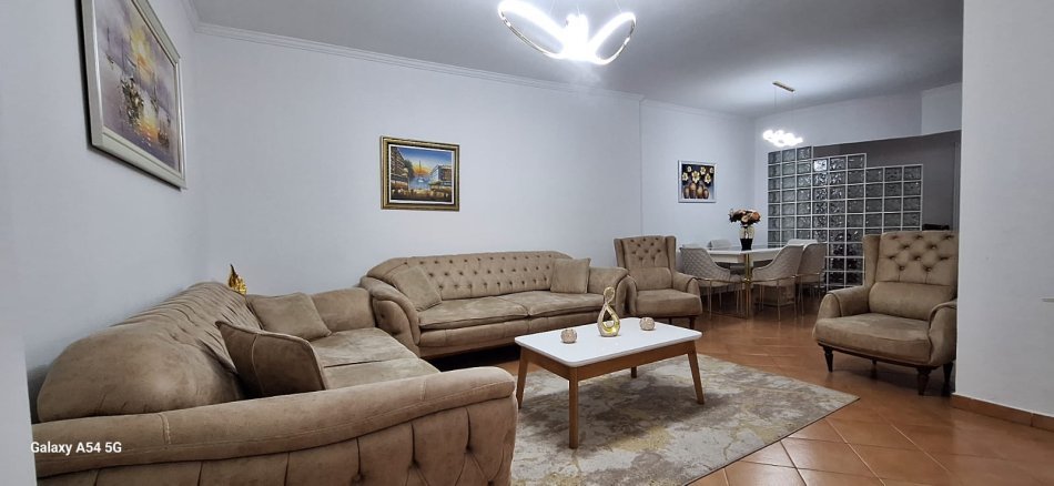 Tirane, jepet me qera apartament 2+1+Aneks+Ballkon Kati 2, 110 m² 700 € (komuna e parisit)