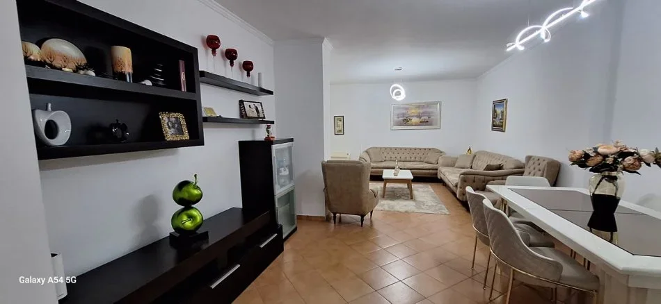 Tirane, jepet me qera apartament 2+1+Aneks+Ballkon Kati 2, 110 m² 700 € (komuna e parisit)