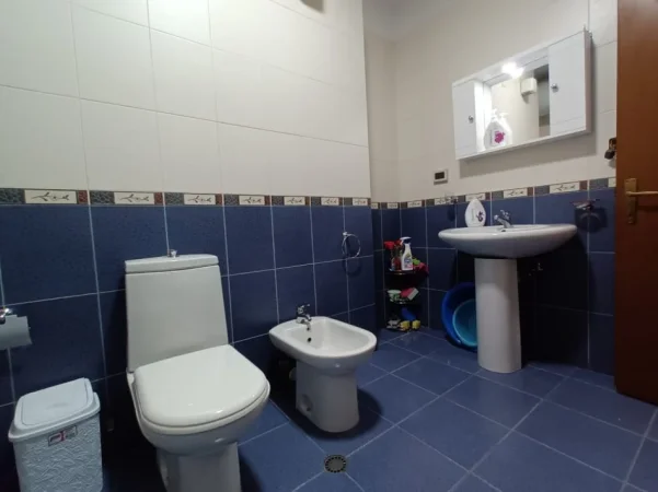 Tirane, jepet me qera apartament 2+1+Aneks+Ballkon Kati 2, 110 m² 700 € (komuna e parisit)