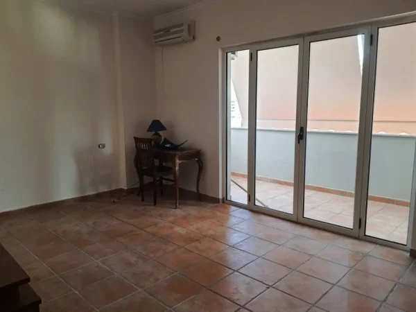 Tirane, jepet me qera apartament+verande | Penthouse 4+1 Kati 11, 252 m² 1.300 € (Shkolla 11 janari)