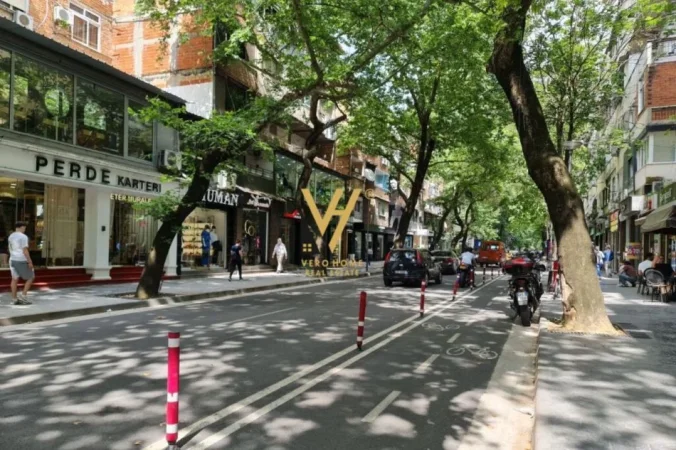 Tirane, jepet me qera dyqan Kati 0, 230 m² 6.500 € (MYSLYM SHYRI)