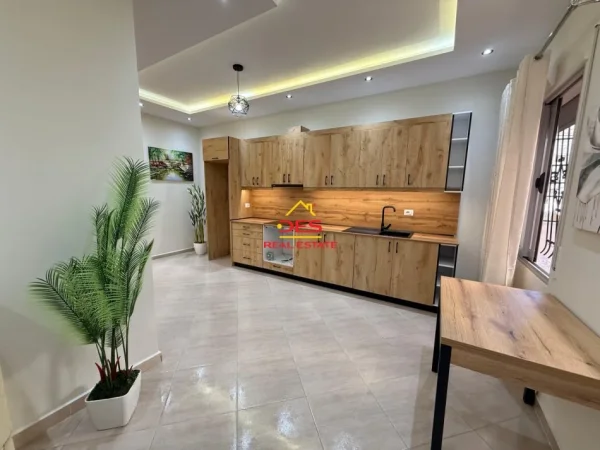 Vlore, shitet apartament 2+1+Ballkon Kati 1, 100 m² 159.000 € (Rruga Dhimitër Konomi)