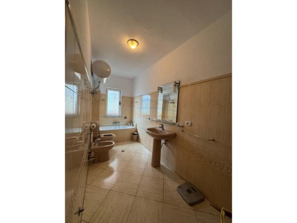 Tirane, jepet me qera apartament+verande | Penthouse 3+1 Kati 11, 252 m² 2.000 € (Rruga Andon Zako Çajupi)