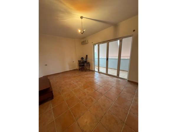 Tirane, jepet me qera apartament+verande | Penthouse 3+1 Kati 11, 252 m² 2.000 € (Rruga Andon Zako Çajupi)